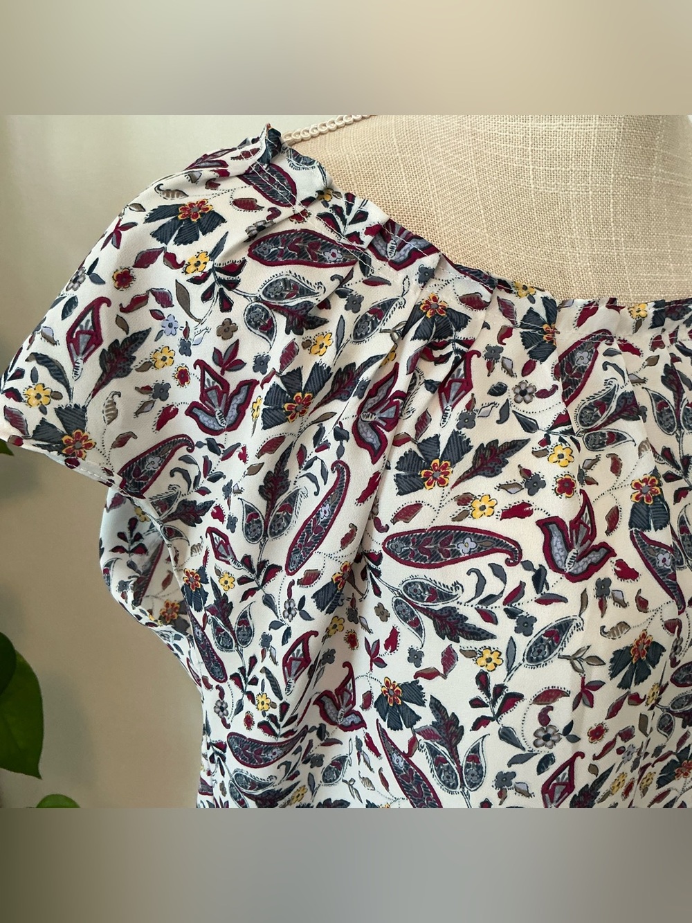LC Lauren Conrad | White Floral Back Tie Blouse size Medium - Picture 3 of 10
